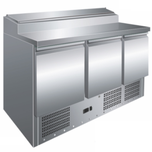 Mesa refrigerada de 3 puertas con 8 cubetas.