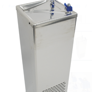 Fuente de agua fría con grifo y llena jarras.