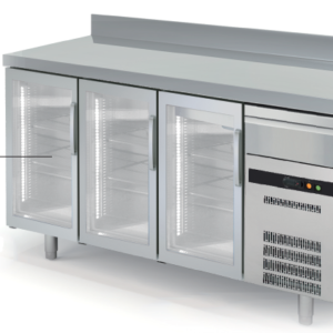 Frente mostrador refrigerado de 3 puertas de cristal.