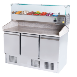 Mesa fría mostrador de preparación de pizzas.